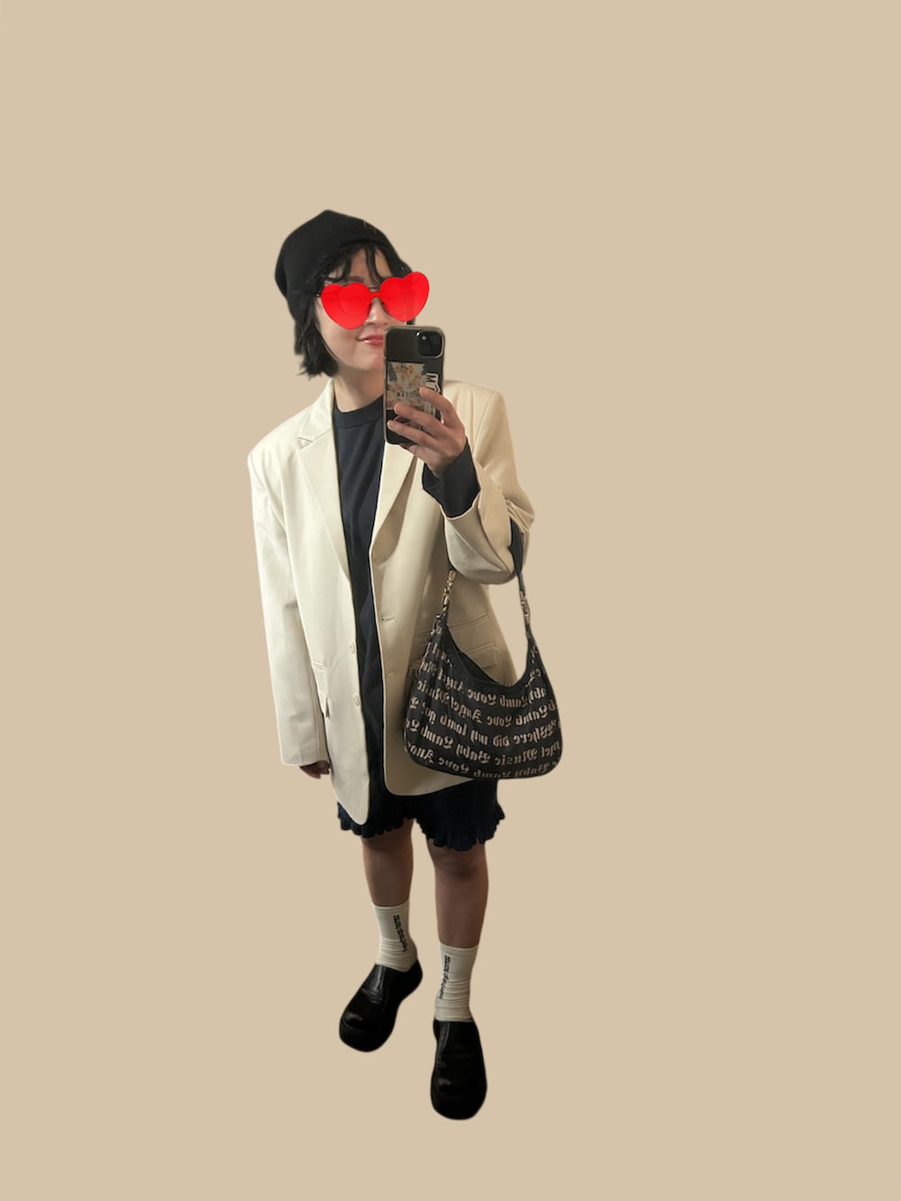 ブラック系のその他シューズ、ブルー系のTシャツ/カットソー、ブルー系のその他パンツを着用したレディースの秋コーディネートの2枚目の写真