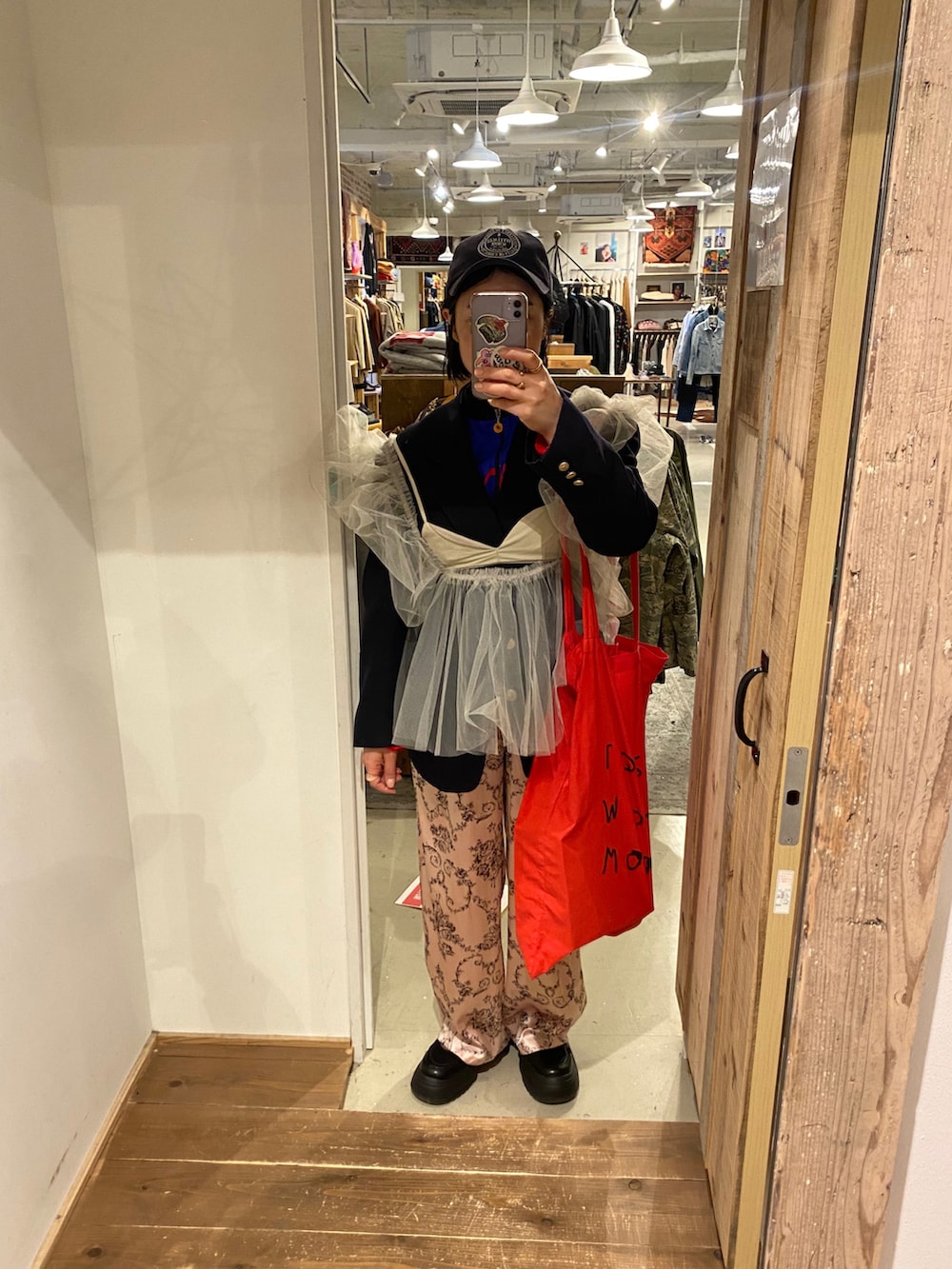 ベージュ系のベスト、ブラック系のテーラードジャケット、ブルー系のTシャツ/カットソーを着用したレディースの春コーディネートの4枚目の写真