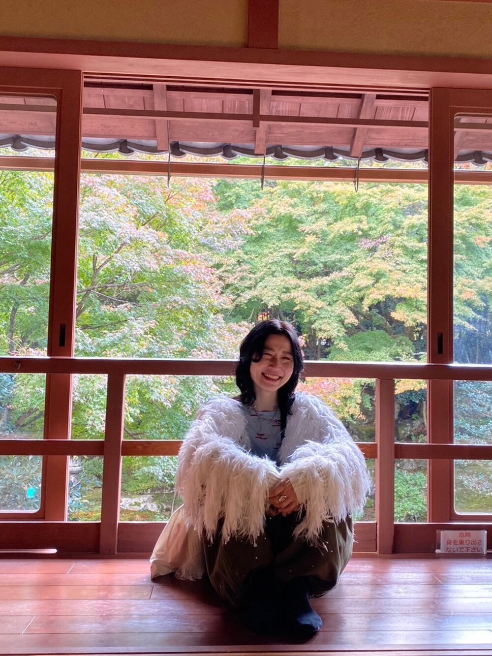 ホワイト系のカーディガン/ボレロ、ブルー系のTシャツ/カットソー、グリーン系のその他パンツを着用したレディースの秋コーディネートの2枚目の写真