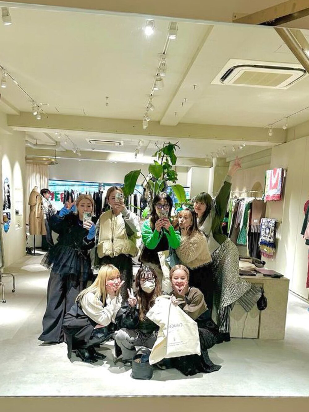 グリーン系のスウェット、シルバー系のワンピース、シルバー系のその他パンツを着用したレディースの冬コーディネートの2枚目の写真