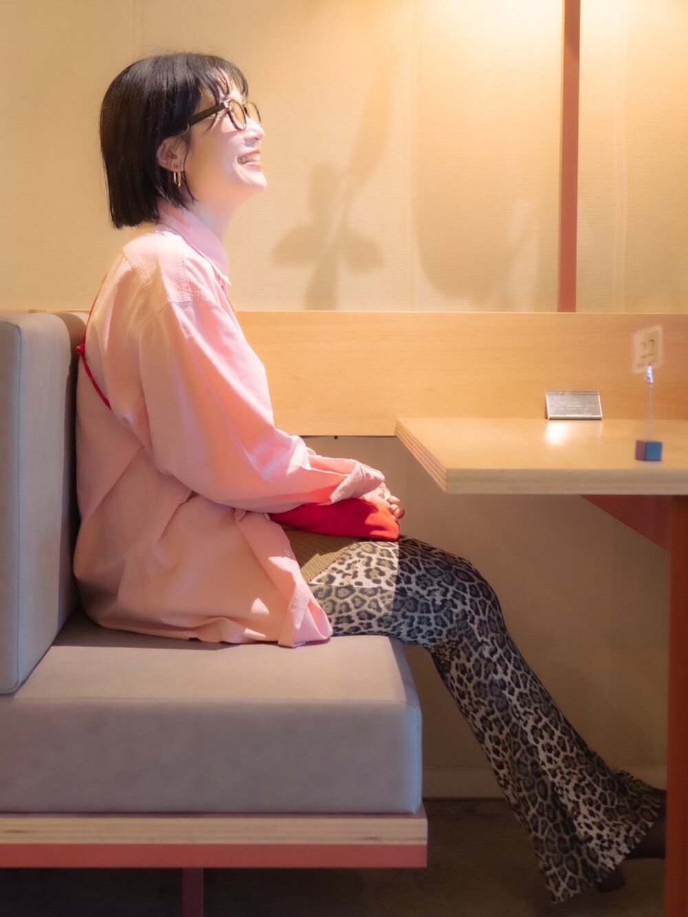 ピンク系のシャツ/ブラウス、ブラウン系のスカート、ブラウン系のその他パンツを着用したレディースの秋コーディネートの2枚目の写真