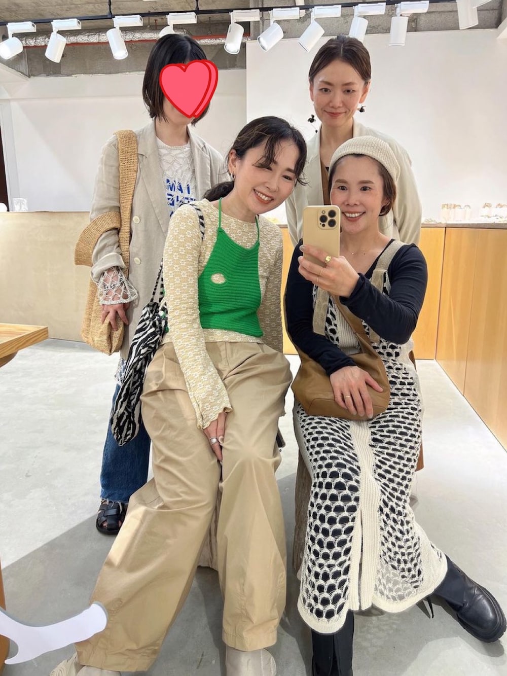 グレー系のノーカラージャケット、ホワイト系のワンピース、シルバー系のショルダーバッグを着用したレディースの春コーディネートの3枚目の写真