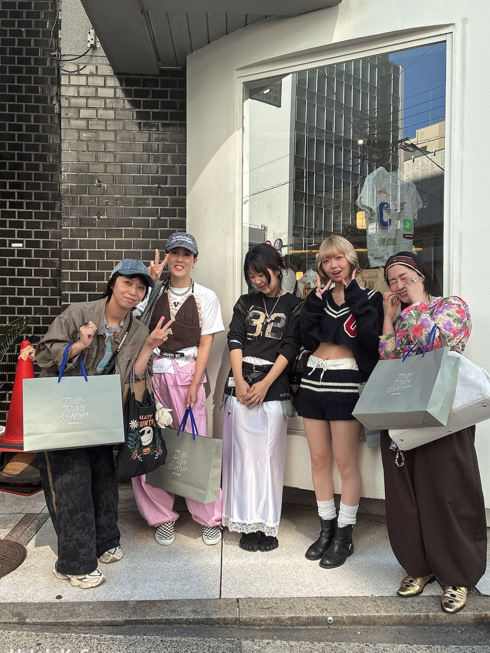 ゴールド系のその他シューズ、その他のパーカー、ブラウン系のその他パンツを着用したレディースの秋コーディネートの2枚目の写真