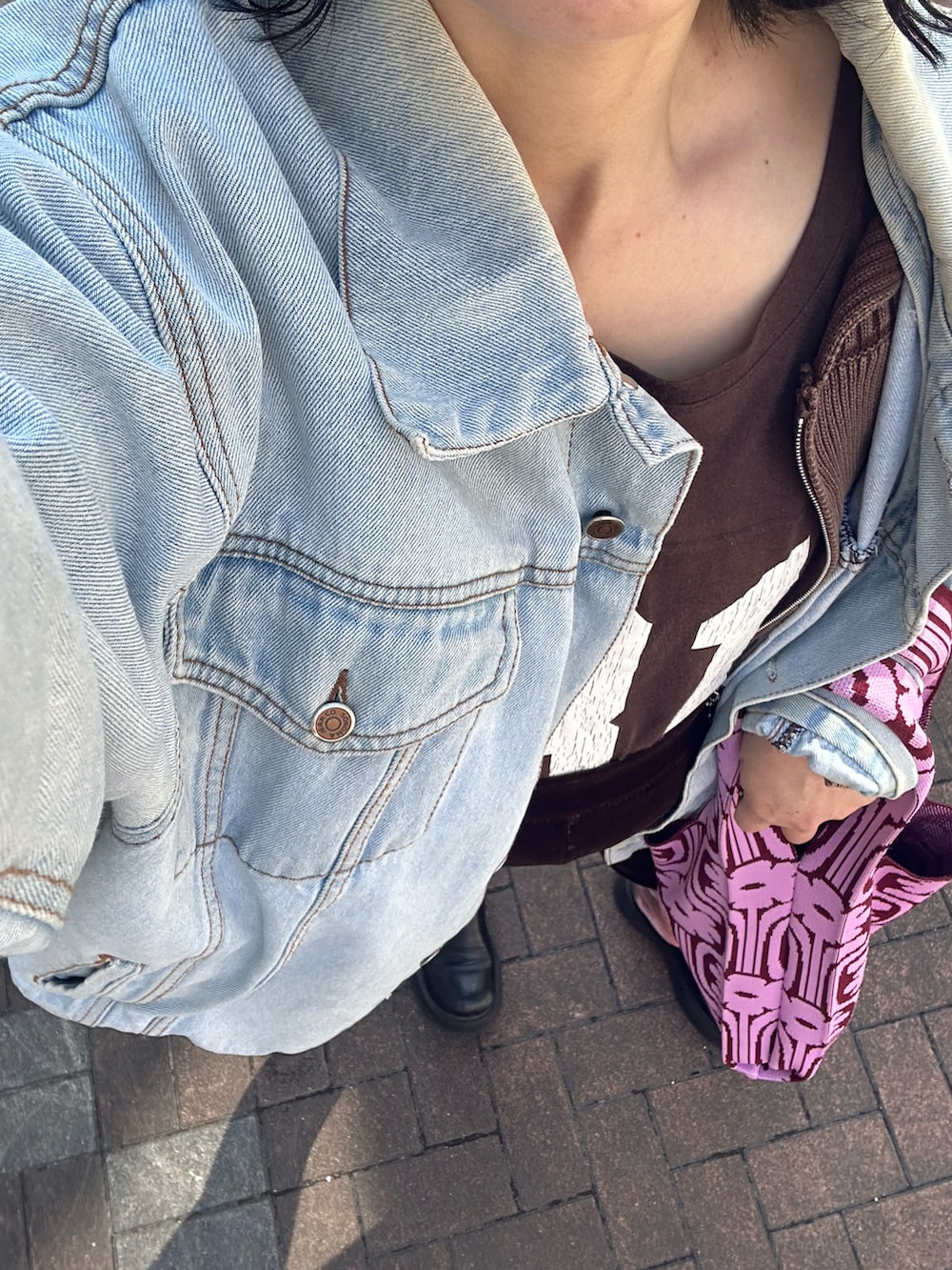 ブラウン系のその他パンツ、ブラック系のその他シューズ、ブラウン系のその他トップスを着用したレディースの春コーディネートの2枚目の写真