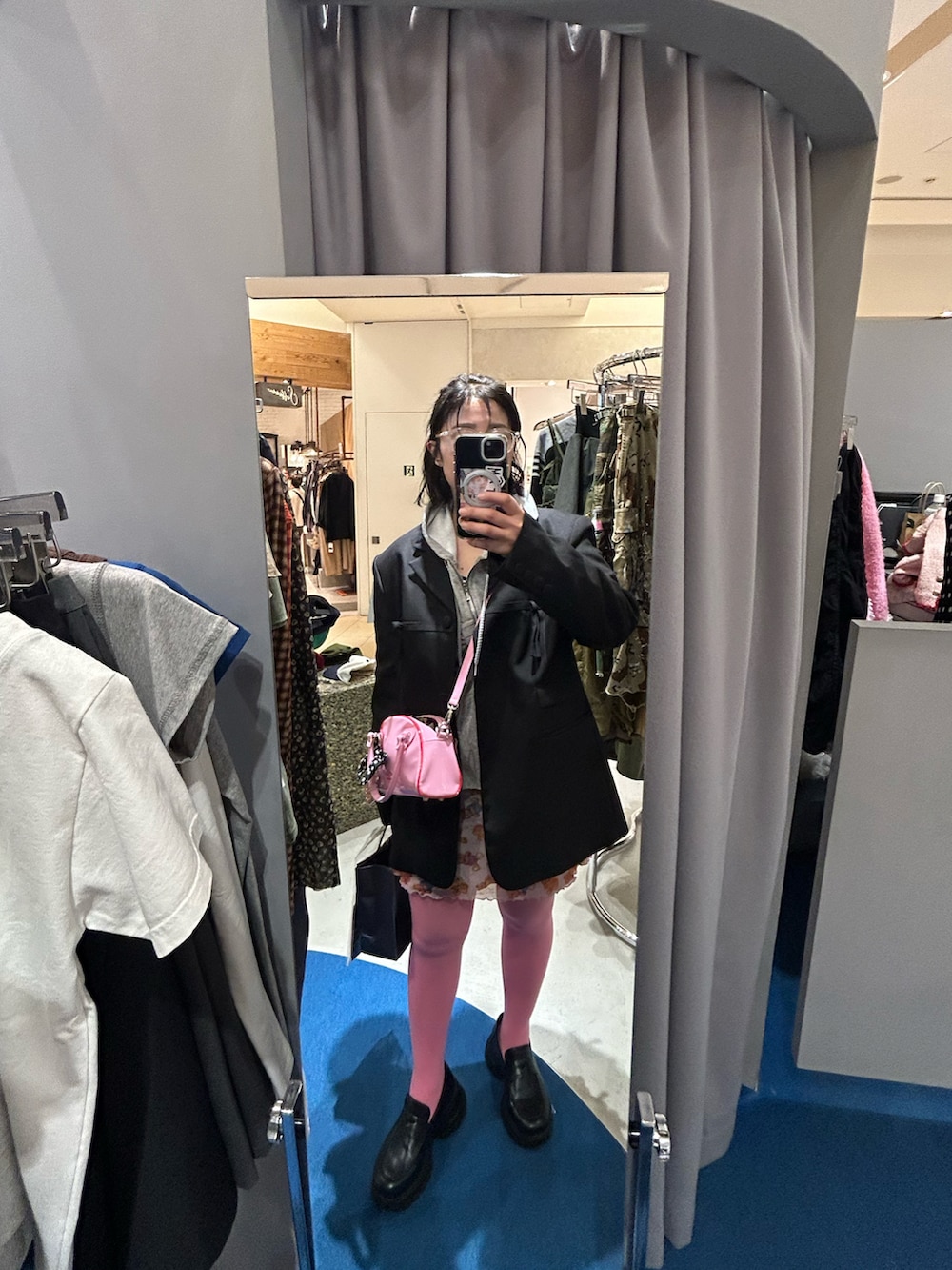 ブラック系のローファー、ブラック系のテーラードジャケット、ピンク系のハンドバッグを着用したレディースの春コーディネートの3枚目の写真