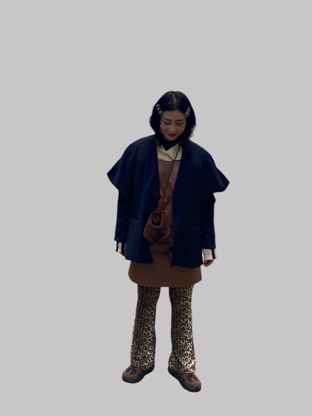 ホワイト系のニット/セーター、ブラウン系のチュニック、ブラック系のテーラードジャケットを着用したレディースの冬コーディネートの2枚目の写真