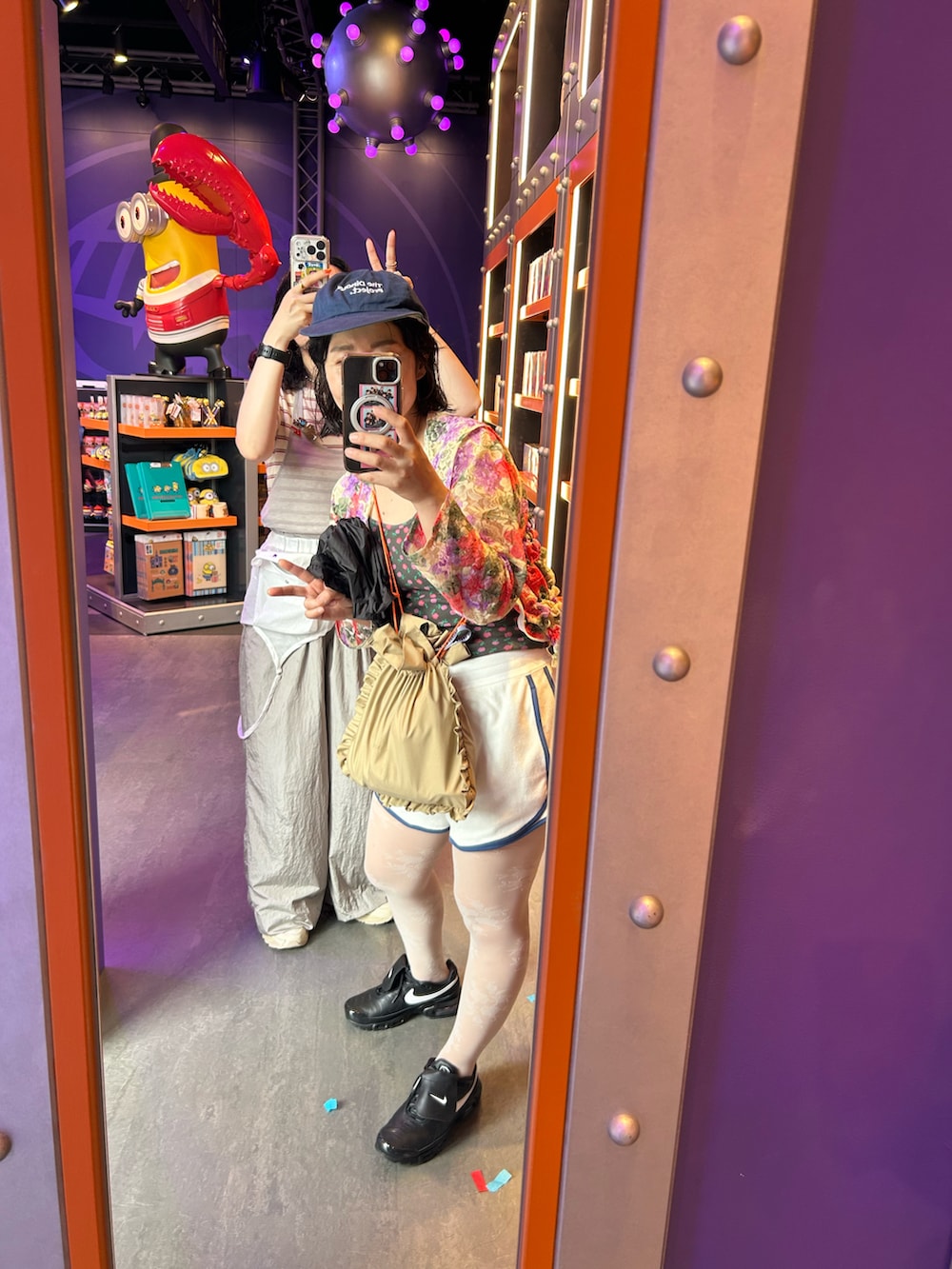 ホワイト系のその他パンツ、ブラック系のスニーカー、グレー系のキャミソールを着用したレディースの夏コーディネートの2枚目の写真