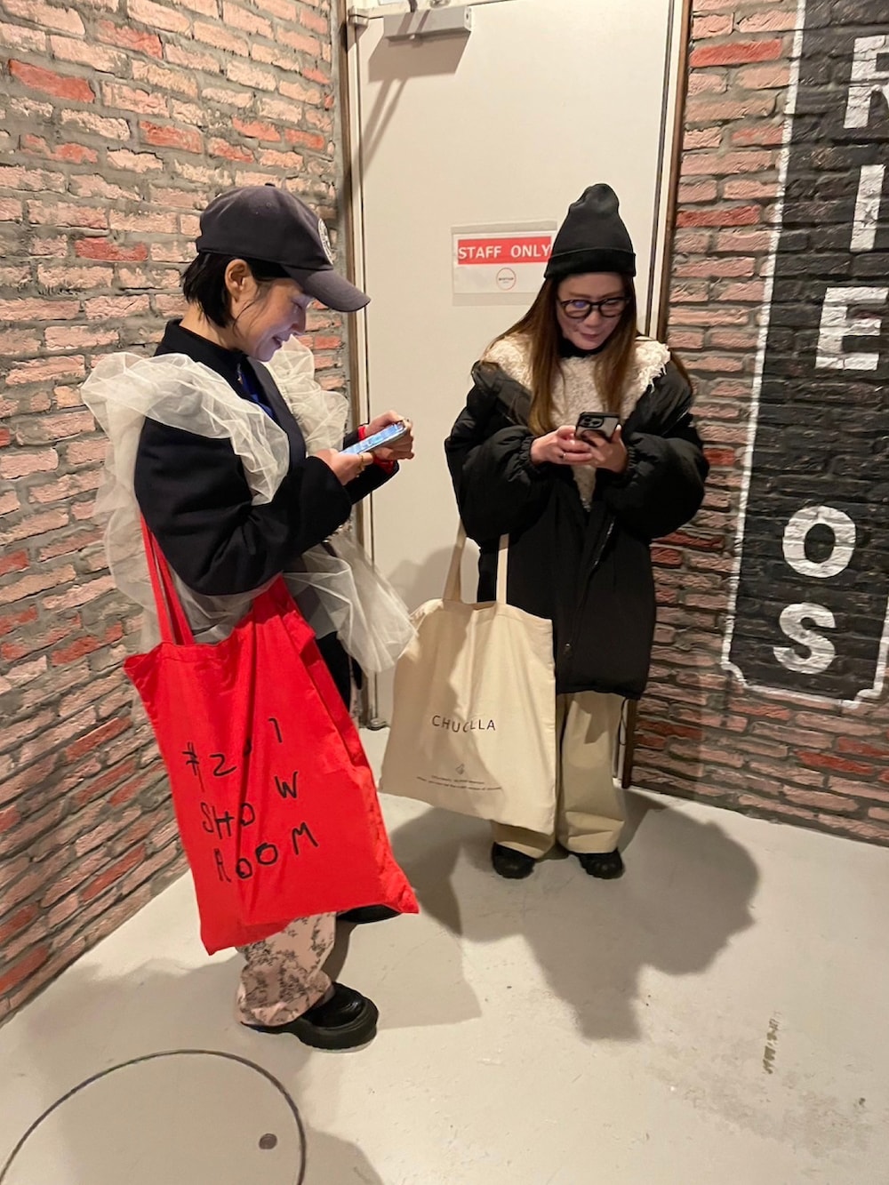 ベージュ系のベスト、ブラック系のテーラードジャケット、ブルー系のTシャツ/カットソーを着用したレディースの春コーディネートの2枚目の写真