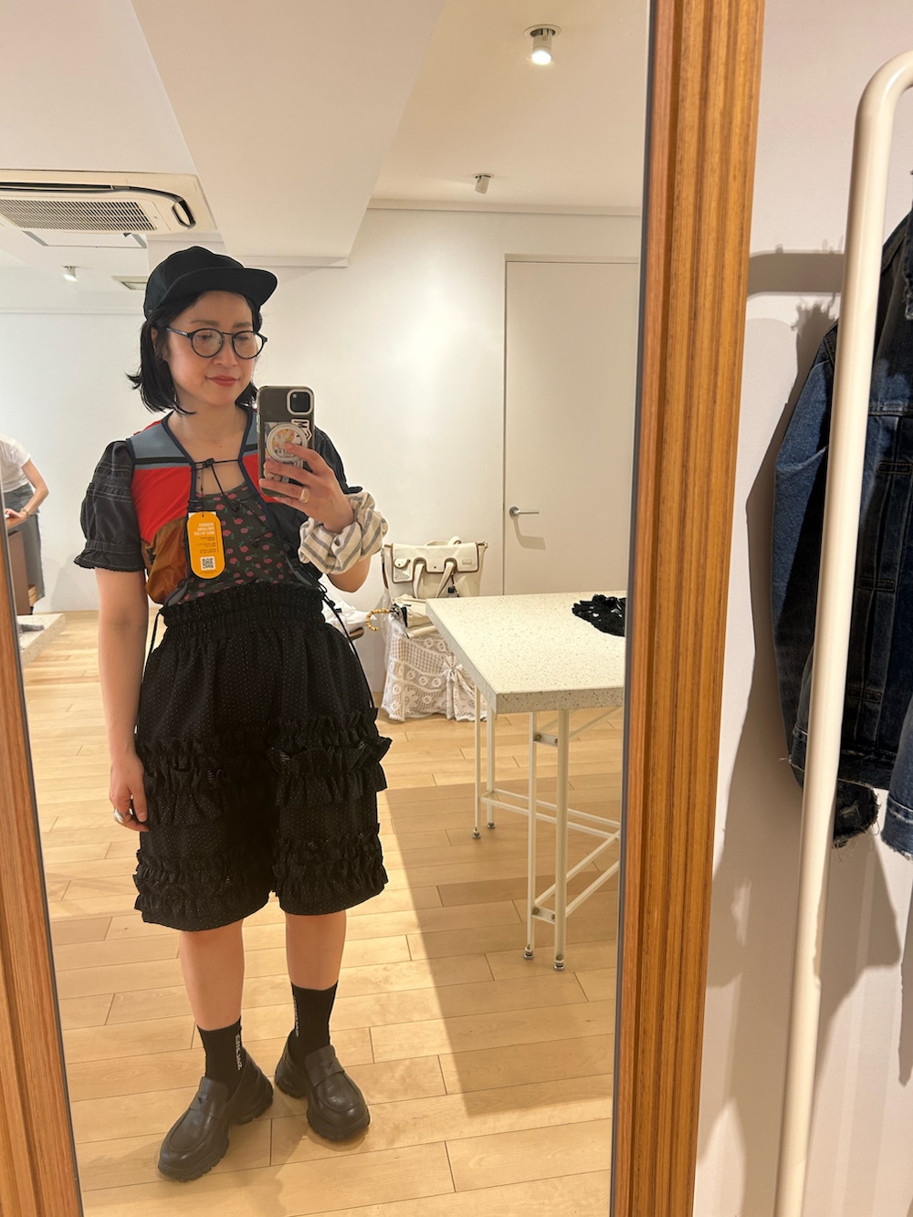 ブラック系のローファー、グレー系のキャミソール、ブラック系のワンピースを着用したレディースの夏コーディネートの4枚目の写真