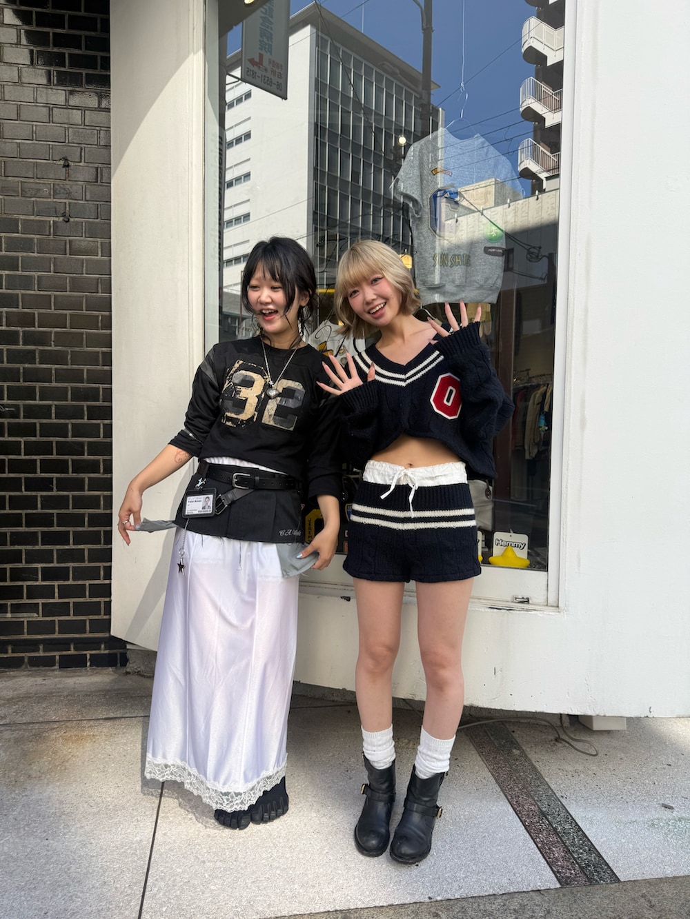 ゴールド系のその他シューズ、その他のパーカー、ブラウン系のその他パンツを着用したレディースの秋コーディネートの4枚目の写真