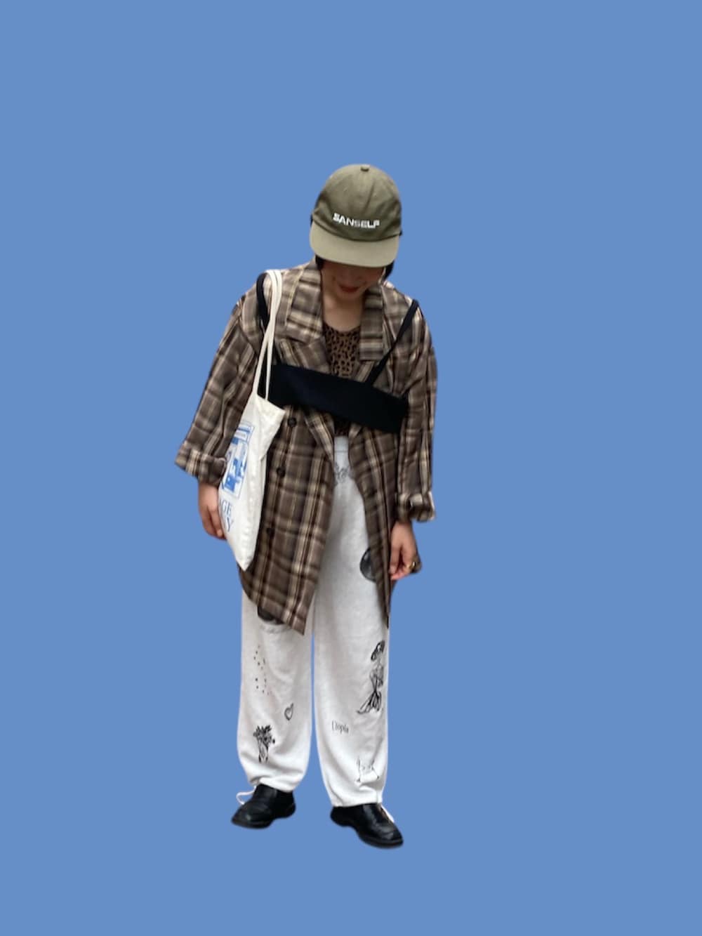 ブラック系のベスト、ブラウン系のテーラードジャケット、ブラウン系のTシャツ/カットソーを着用したレディースの秋コーディネートの2枚目の写真