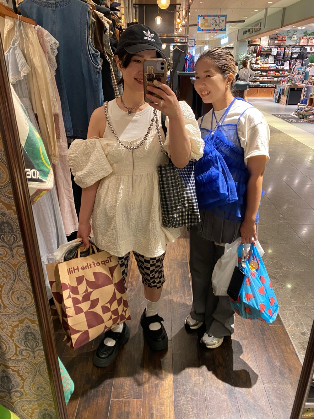 ホワイト系のその他トップス、その他のその他パンツ、ブラック系のスニーカーを着用したレディースの秋コーディネートの2枚目の写真