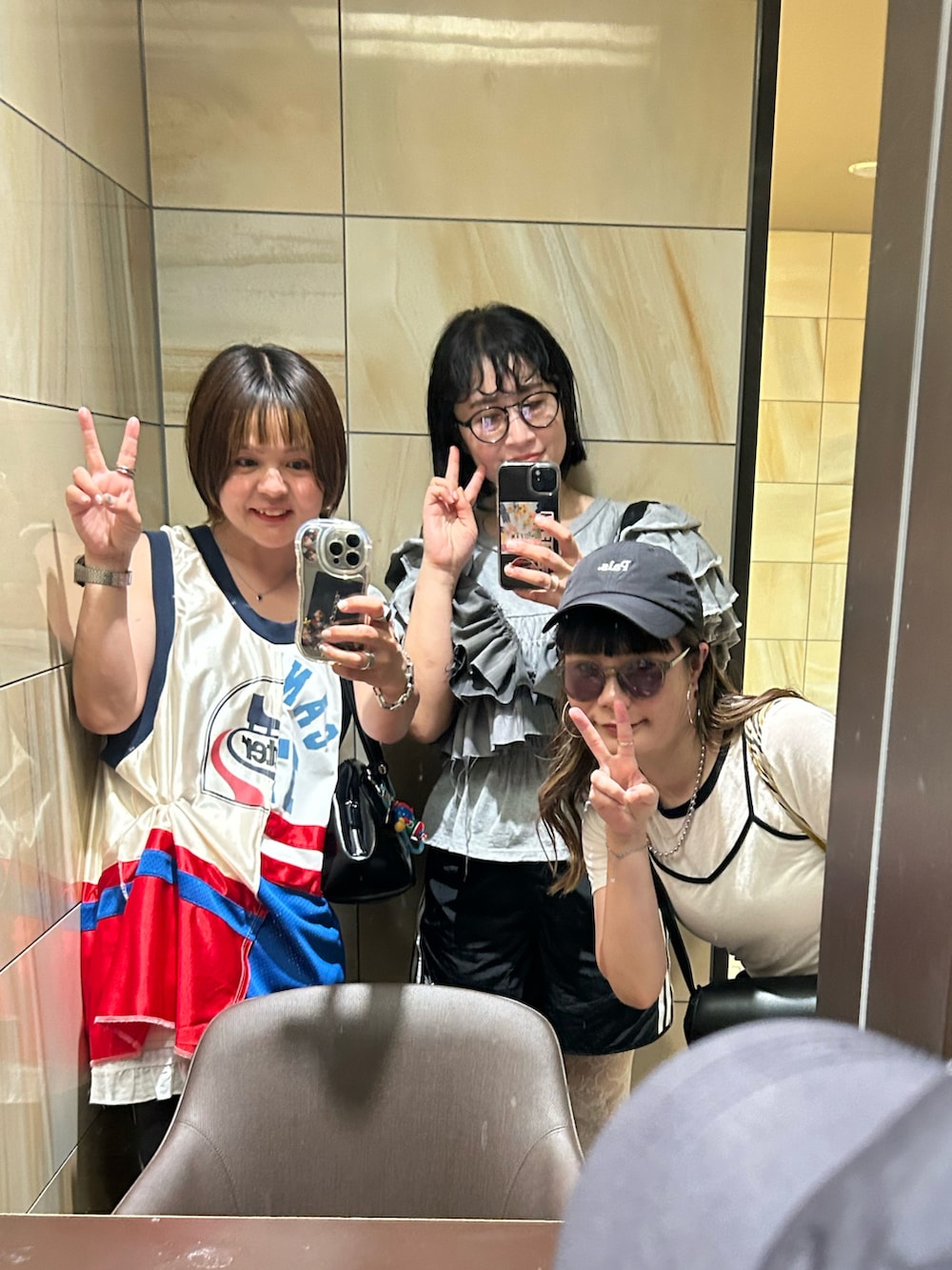 ブラック系のスウェットパンツ、ブラック系のスニーカー、グレー系のその他トップスを着用したレディースの夏コーディネートの2枚目の写真