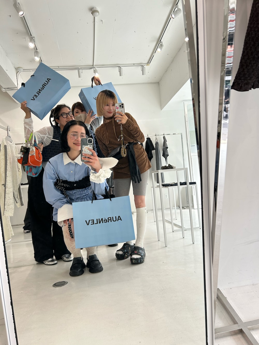 ブラック系のローファー、ブラック系のチューブトップ、ホワイト系のその他パンツを着用したレディースの春コーディネートの2枚目の写真