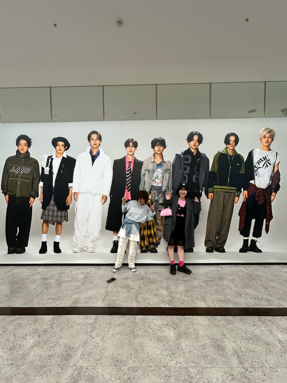 グレー系のテーラードジャケット、ブラック系のTシャツ/カットソー、ピンク系のTシャツ/カットソーを着用したレディースの春コーディネートの2枚目の写真