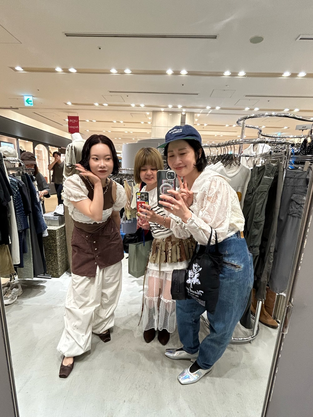シルバー系のパンプス、ホワイト系のタンクトップ、ホワイト系のその他アウターを着用したレディースの夏コーディネートの2枚目の写真
