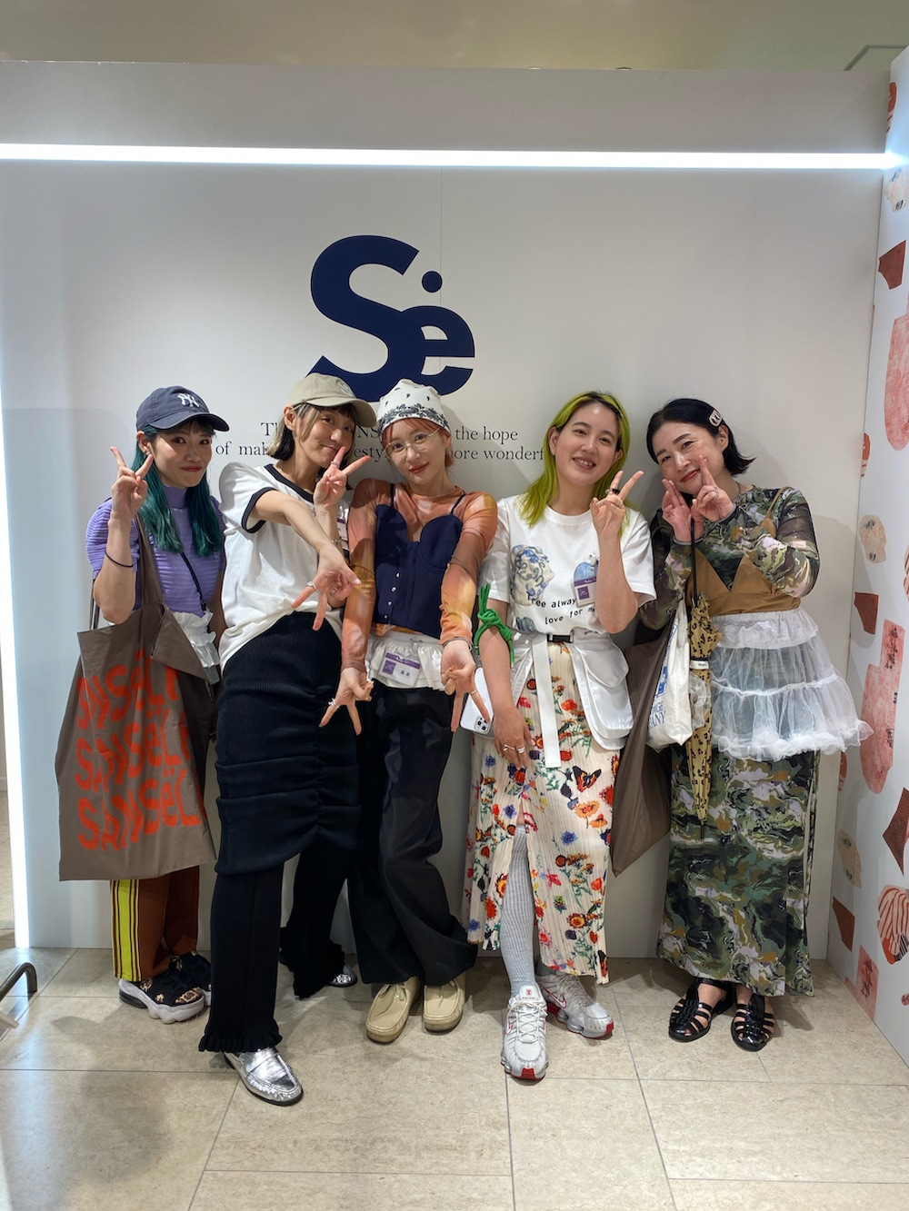 グリーン系のその他トップス、ブラウン系のその他トップス、グリーン系のスカートを着用したレディースの夏コーディネートの3枚目の写真