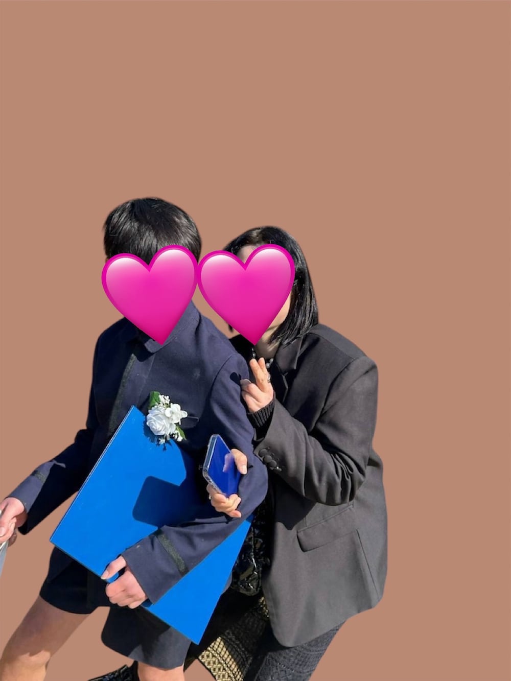 ブラック系のテーラードジャケット、ブラック系のカーディガン/ボレロ、ブラック系のハンドバッグを着用したレディースの春コーディネートの2枚目の写真