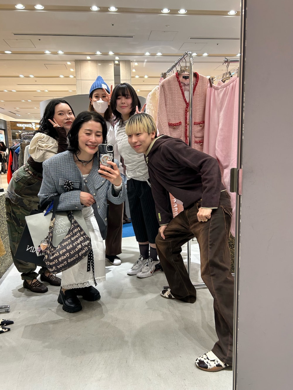 ホワイト系のTシャツ/カットソー、ホワイト系のスカート、ブラック系のローファーを着用したレディースの春コーディネートの3枚目の写真