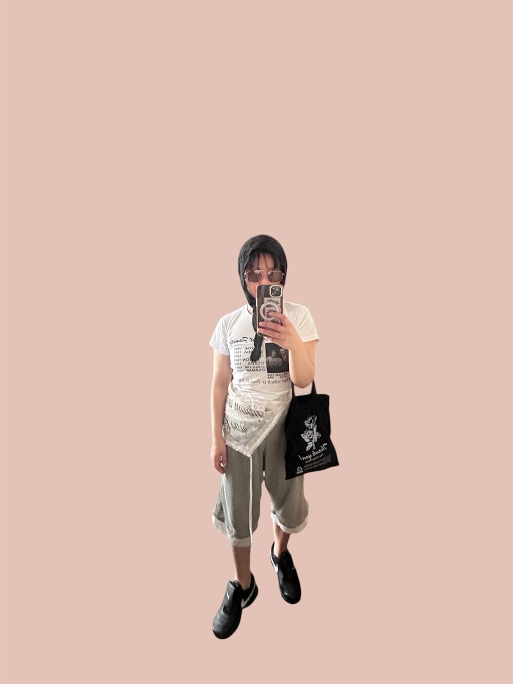 ブラック系のスニーカー、ブラック系のベスト、ホワイト系のTシャツ/カットソーを着用したレディースの夏コーディネートの2枚目の写真