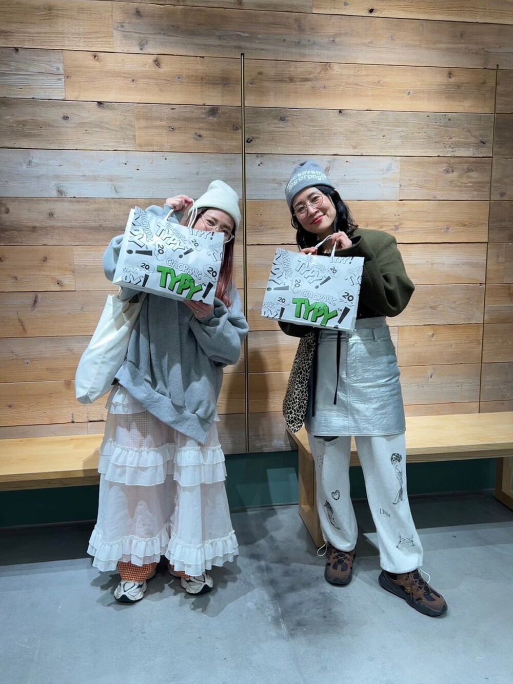 グリーン系のその他アウター、ホワイト系のTシャツ/カットソー、シルバー系のスカートを着用したレディースの冬コーディネートの3枚目の写真