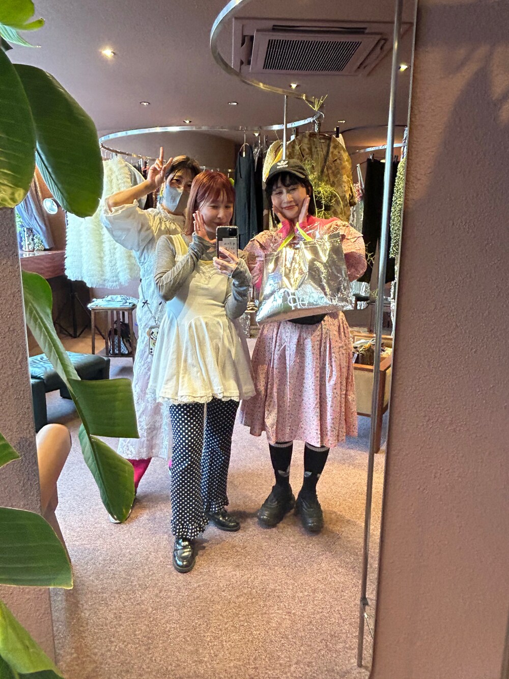 ピンク系のワンピース、ピンク系のTシャツ/カットソー、ブラック系のボディバッグ/ウエストポーチを着用したレディースの春コーディネートの2枚目の写真