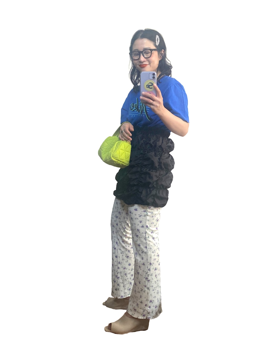 ブルー系のTシャツ/カットソー、ブラック系のシャツ/ブラウス、パープル系のその他パンツを着用したレディースの夏コーディネートの2枚目の写真