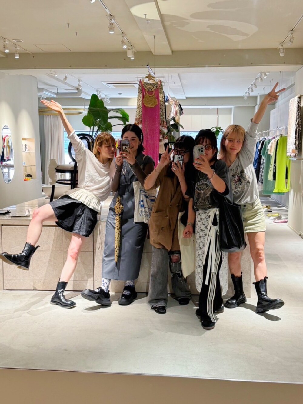 グレー系のワンピース、グレー系のTシャツ/カットソー、ホワイト系のトートバッグを着用したレディースの夏コーディネートの2枚目の写真