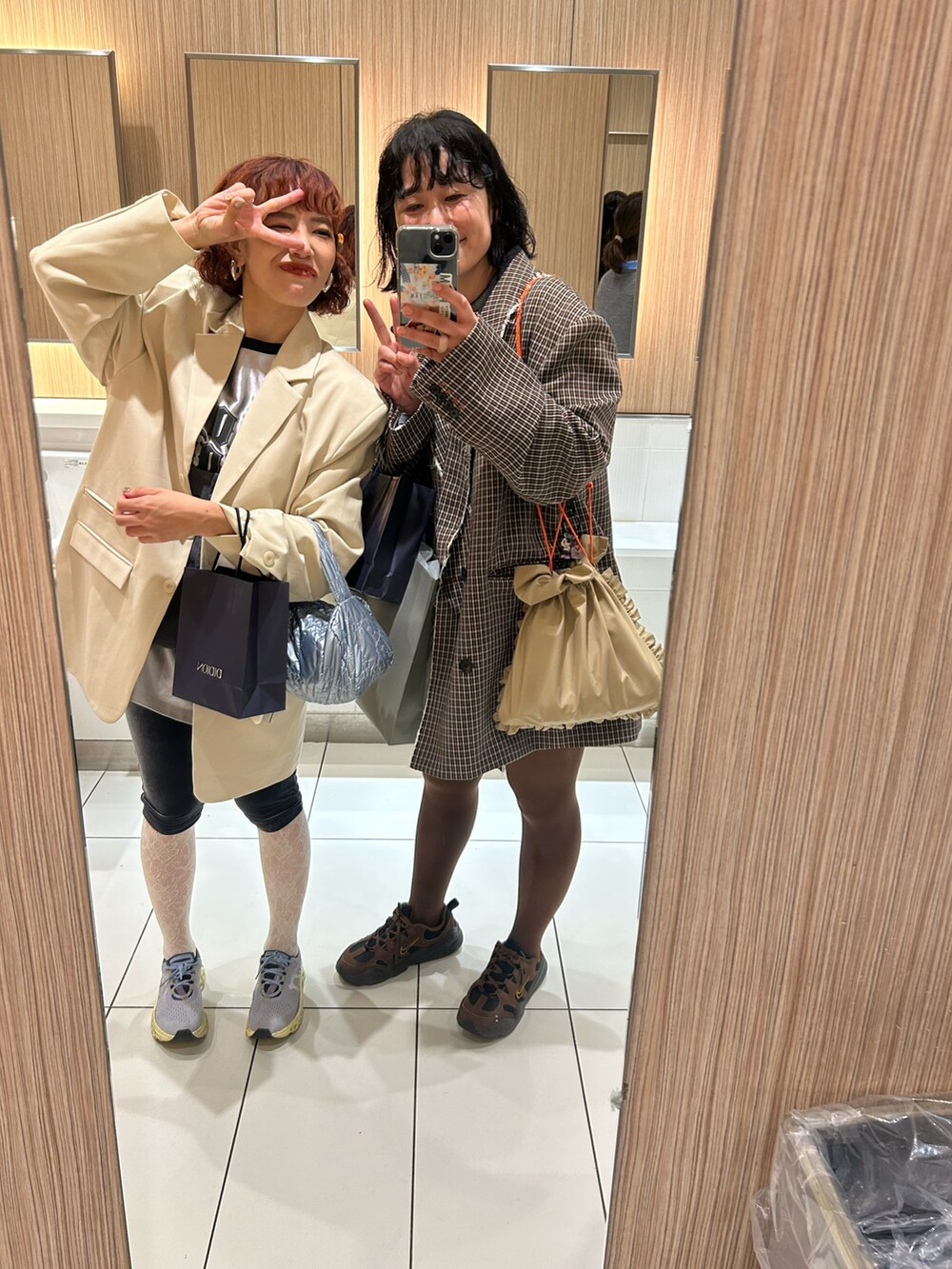 グレー系のTシャツ/カットソー、ブラウン系のテーラードジャケット、グレー系のカーゴパンツを着用したレディースの秋コーディネートの2枚目の写真