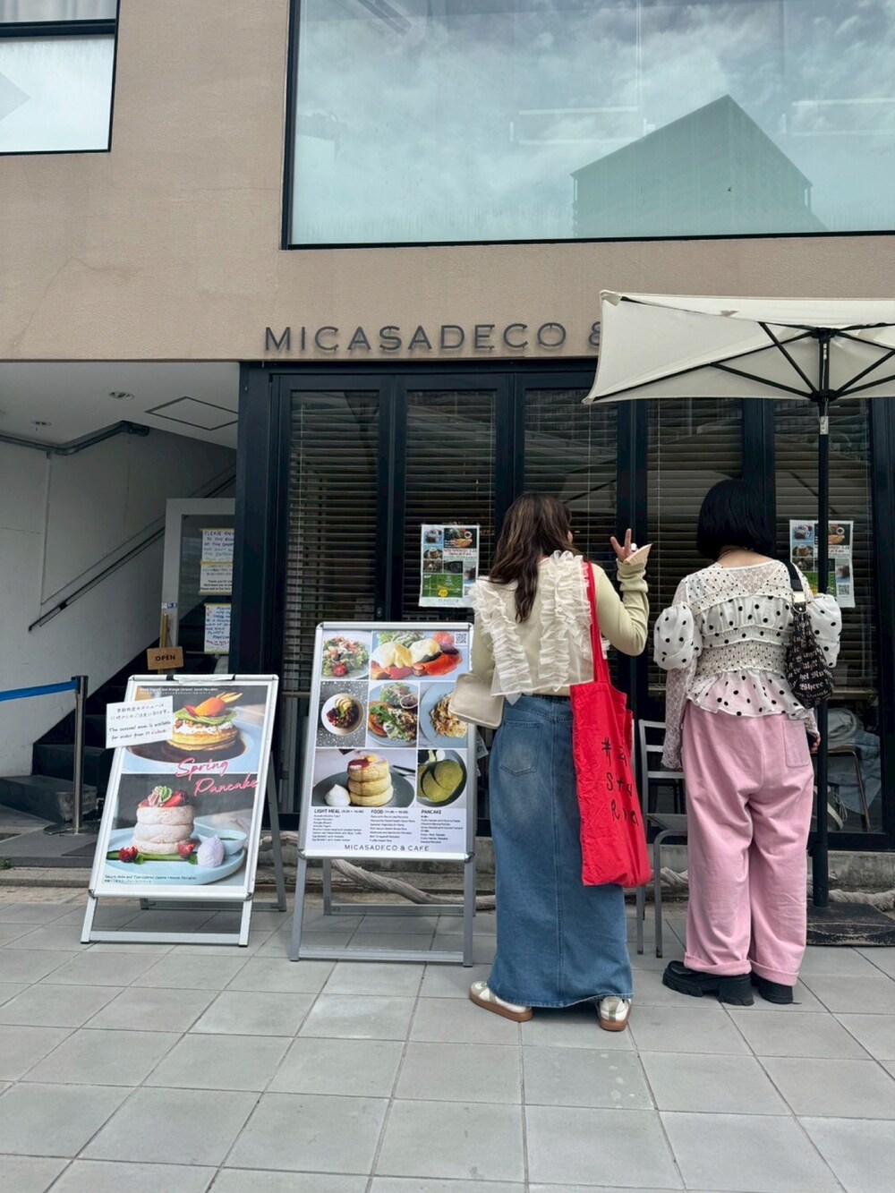 その他のシャツ/ブラウス、ホワイト系のTシャツ/カットソー、ピンク系のスウェットパンツを着用したレディースの春コーディネートの2枚目の写真