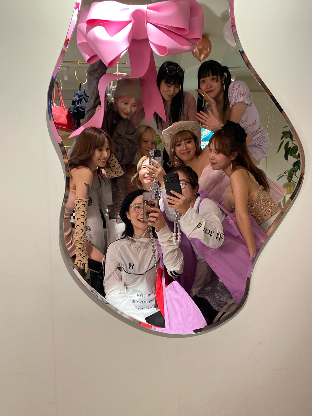 シルバー系のワンピース、ホワイト系のTシャツ/カットソー、ブラウン系のブーツを着用したレディースの秋コーディネートの3枚目の写真