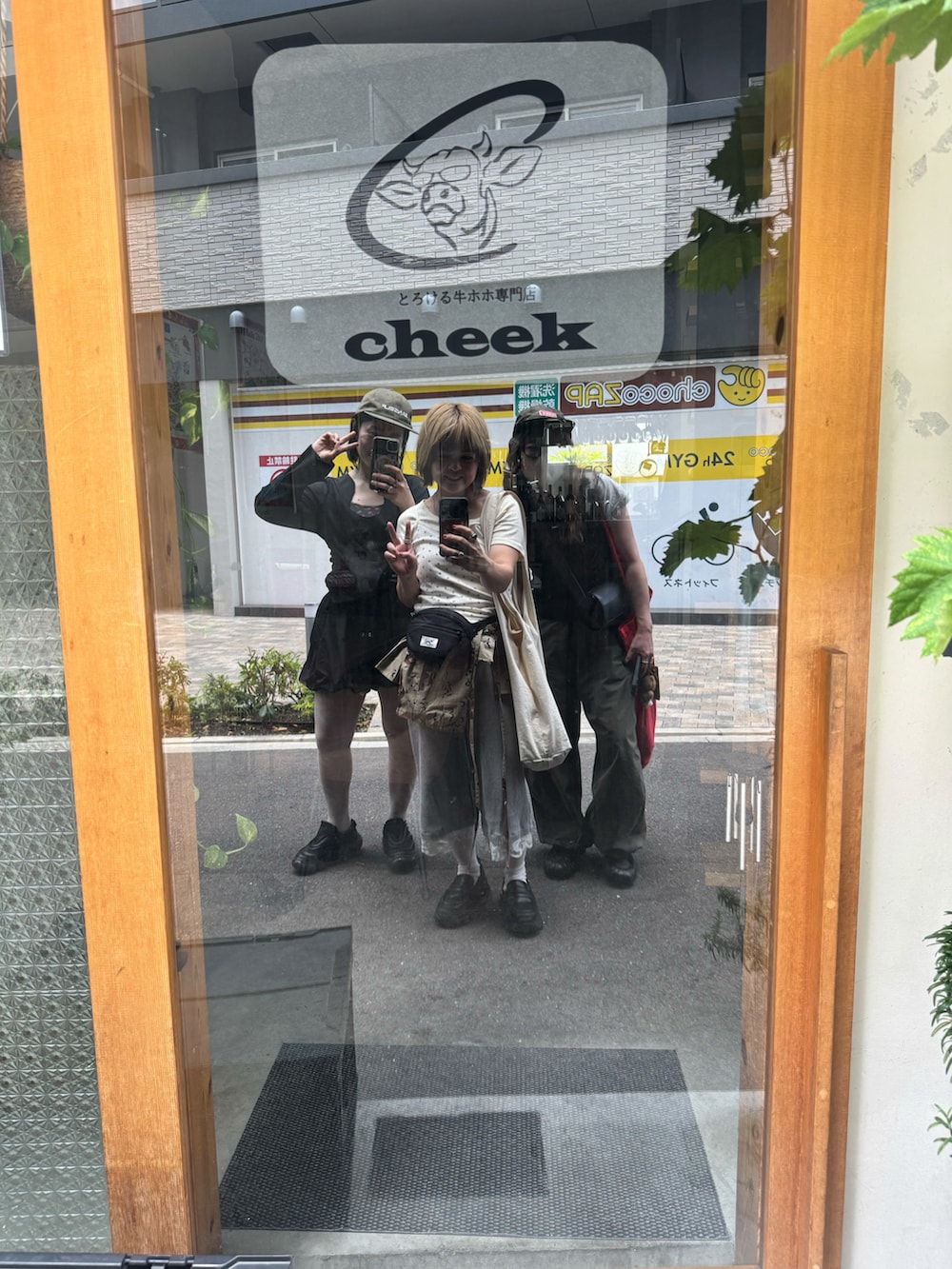 ブラック系のその他パンツ、ブラック系のボディバッグ/ウエストポーチ、ブラック系のシャツ/ブラウスを着用したレディースの春コーディネートの3枚目の写真