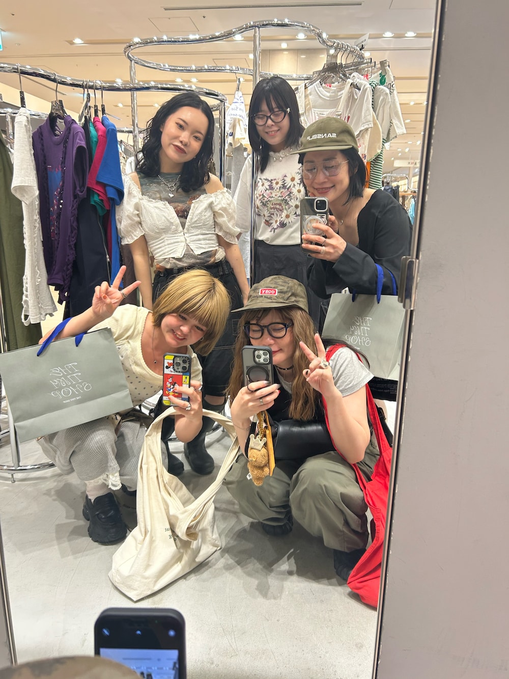 ブラック系のその他パンツ、ブラック系のボディバッグ/ウエストポーチ、ブラック系のシャツ/ブラウスを着用したレディースの春コーディネートの4枚目の写真