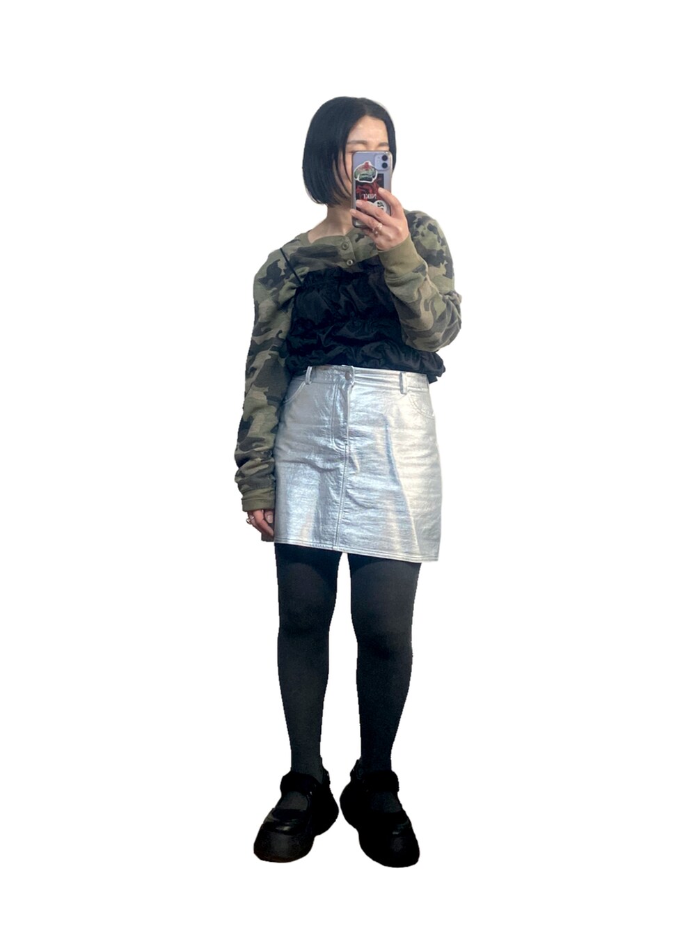 グレー系のテーラードジャケット、グリーン系のTシャツ/カットソー、ブラック系のシャツ/ブラウスを着用したレディースの春コーディネートの2枚目の写真