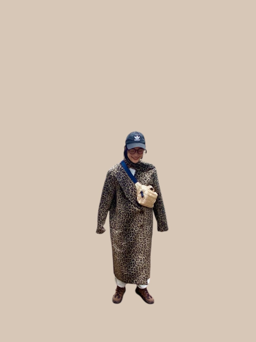 その他のその他アウター、ホワイト系のボディバッグ/ウエストポーチ、ブラウン系のスニーカーを着用したレディースの冬コーディネートの2枚目の写真