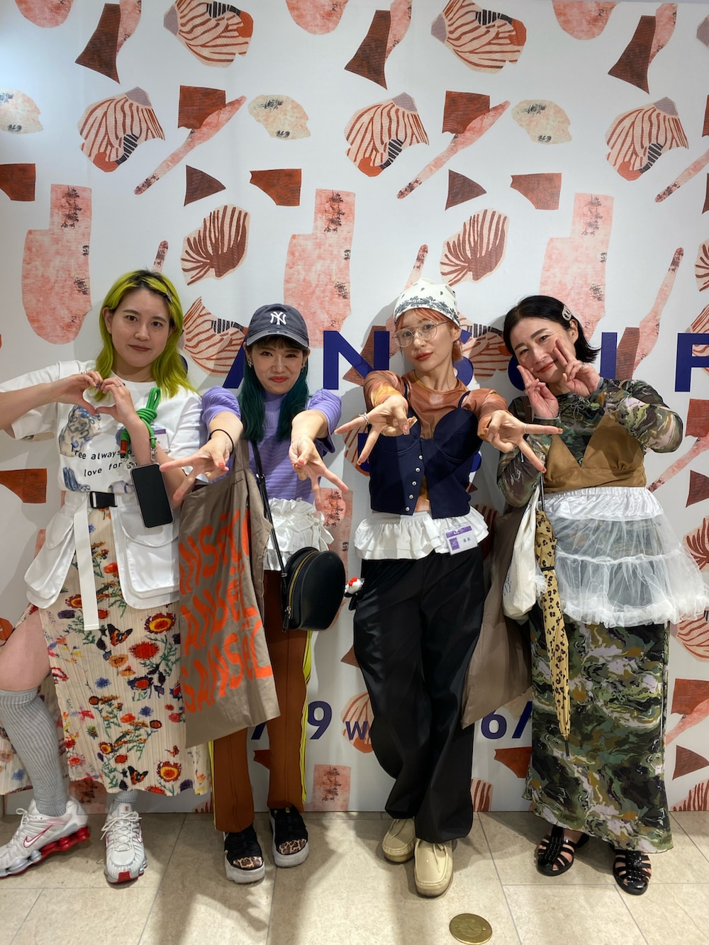 グリーン系のその他トップス、ブラウン系のその他トップス、グリーン系のスカートを着用したレディースの夏コーディネートの2枚目の写真