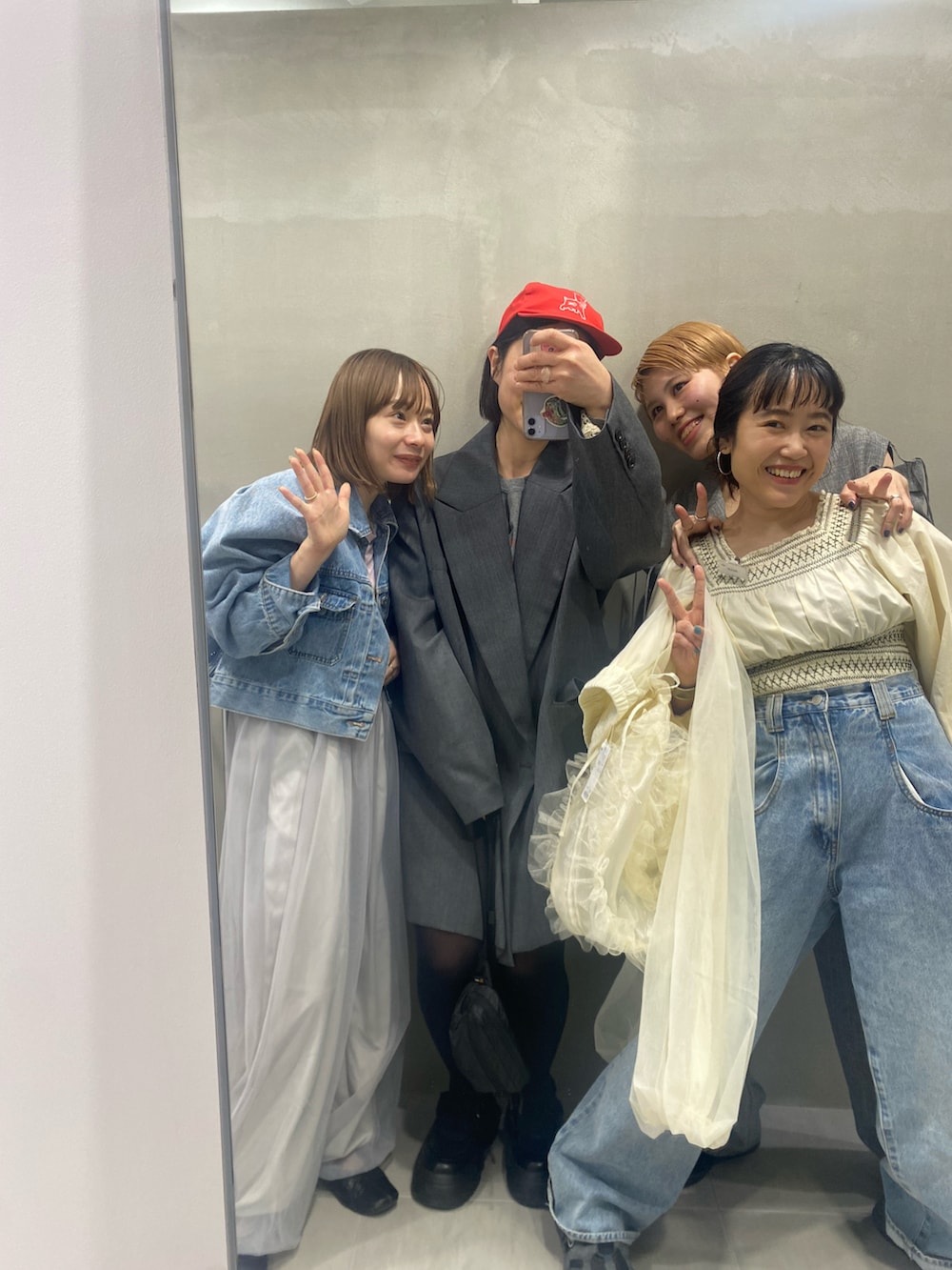 グレー系のテーラードジャケット、ホワイト系のニット/セーター、グレー系のTシャツ/カットソーを着用したレディースの春コーディネートの2枚目の写真