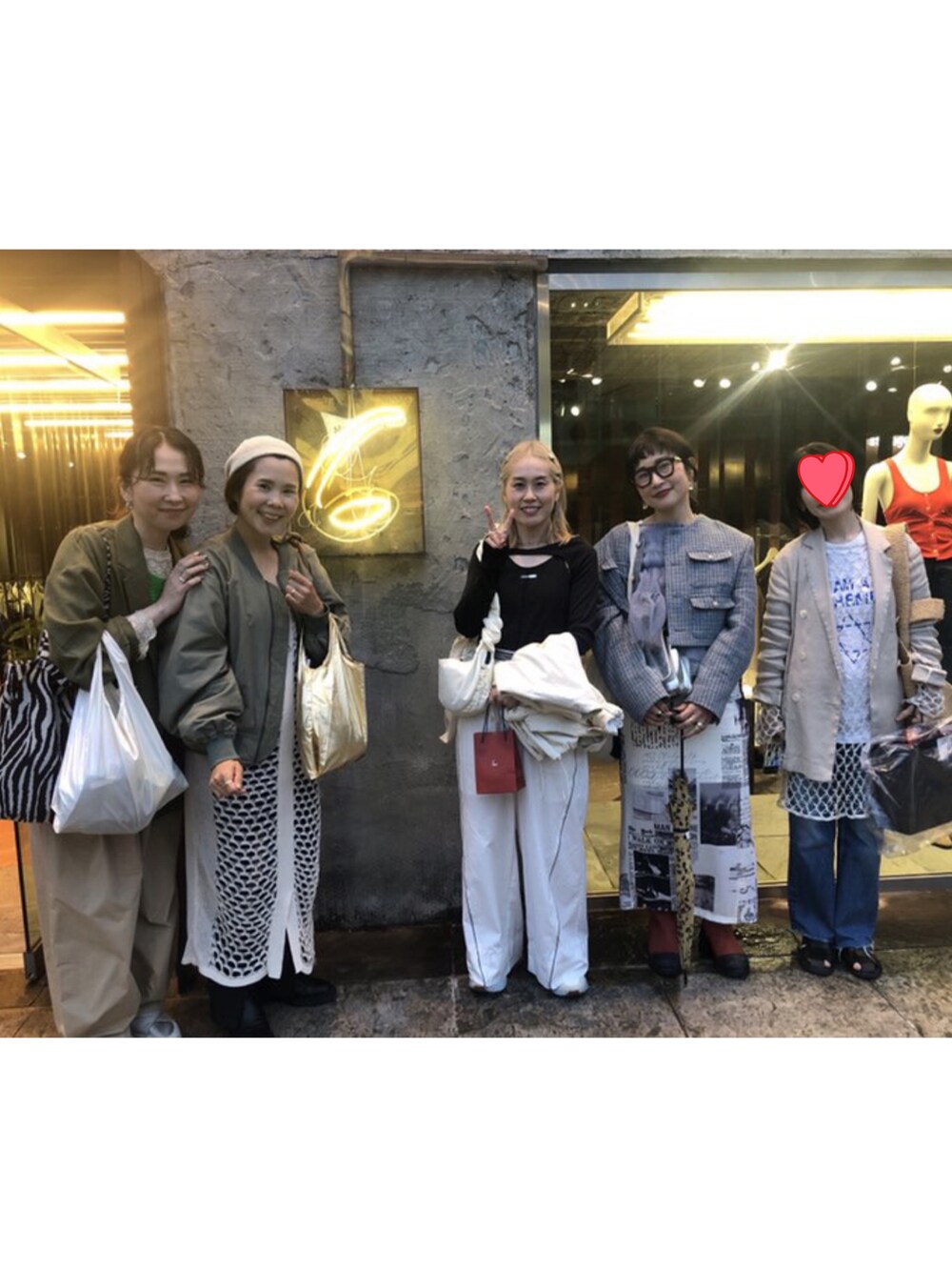 グレー系のノーカラージャケット、ホワイト系のワンピース、シルバー系のショルダーバッグを着用したレディースの春コーディネートの2枚目の写真