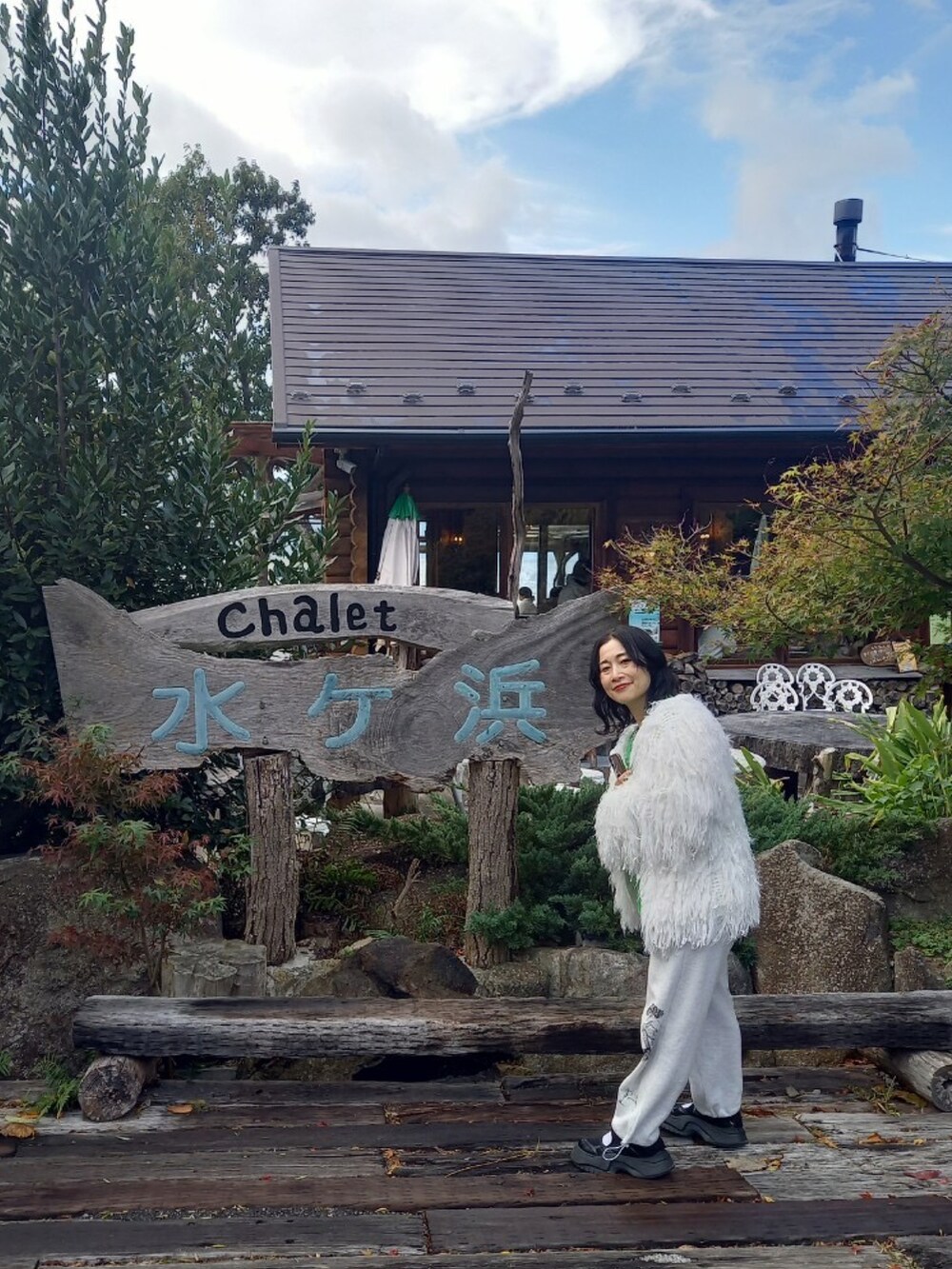 ホワイト系のカーディガン/ボレロ、ブルー系のTシャツ/カットソー、グリーン系のその他パンツを着用したレディースの秋コーディネートの3枚目の写真