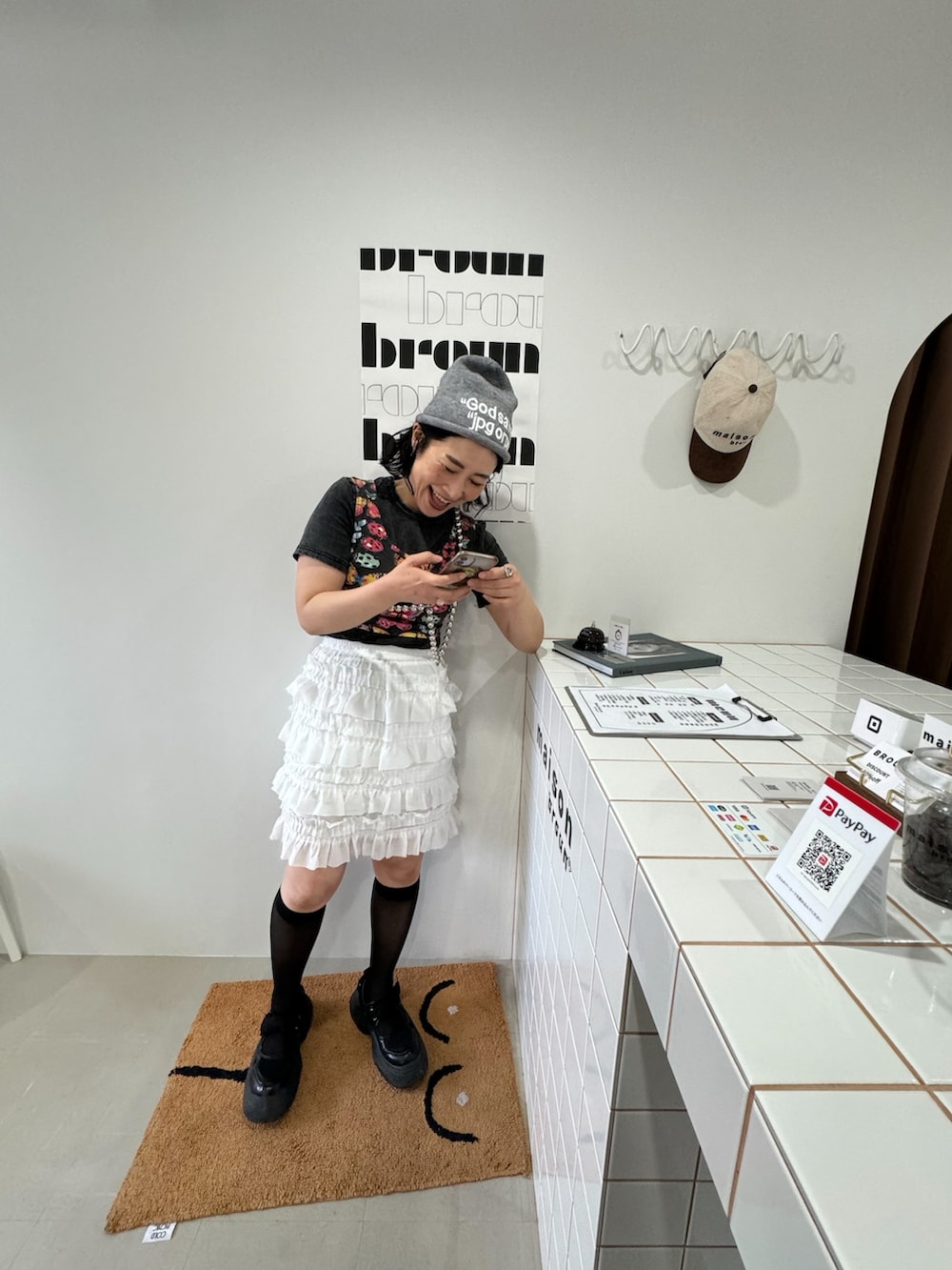 ブラック系のその他トップス、ブラック系のTシャツ/カットソー、ホワイト系のスカートを着用したレディースの夏コーディネートの3枚目の写真