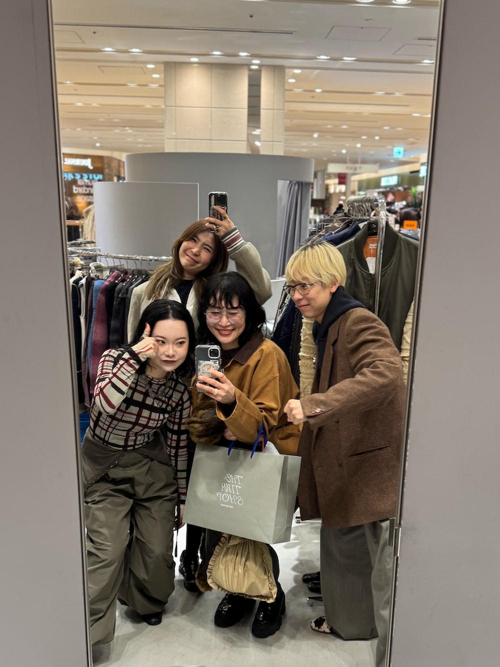 ブラウン系のその他パンツ、ブラウン系のニット/セーター、ブラウン系のベストを着用したレディースの冬コーディネートの3枚目の写真
