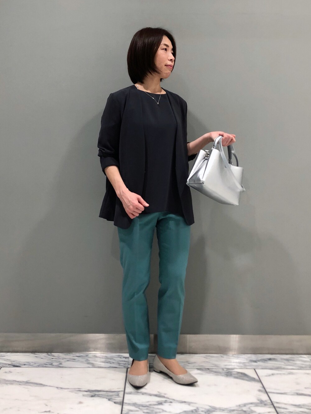 「きれいめカジュアル、春夏コーデ、パンツスタイル、梅雨、カラーパンツ、ＵＶカット、吸水速乾、五分袖、オフィスカジュアル、低身長コーデ、一枚でキマる、とろみ素材」｜「INDIVIの【こなれSETUP/UVケア/吸水速乾】エフォートレス オーバーブラウス（シャツ/ブラウス、グレー系）」を使った、iwaさん（レディース・159cm）の春コーディネートの3枚目の写真