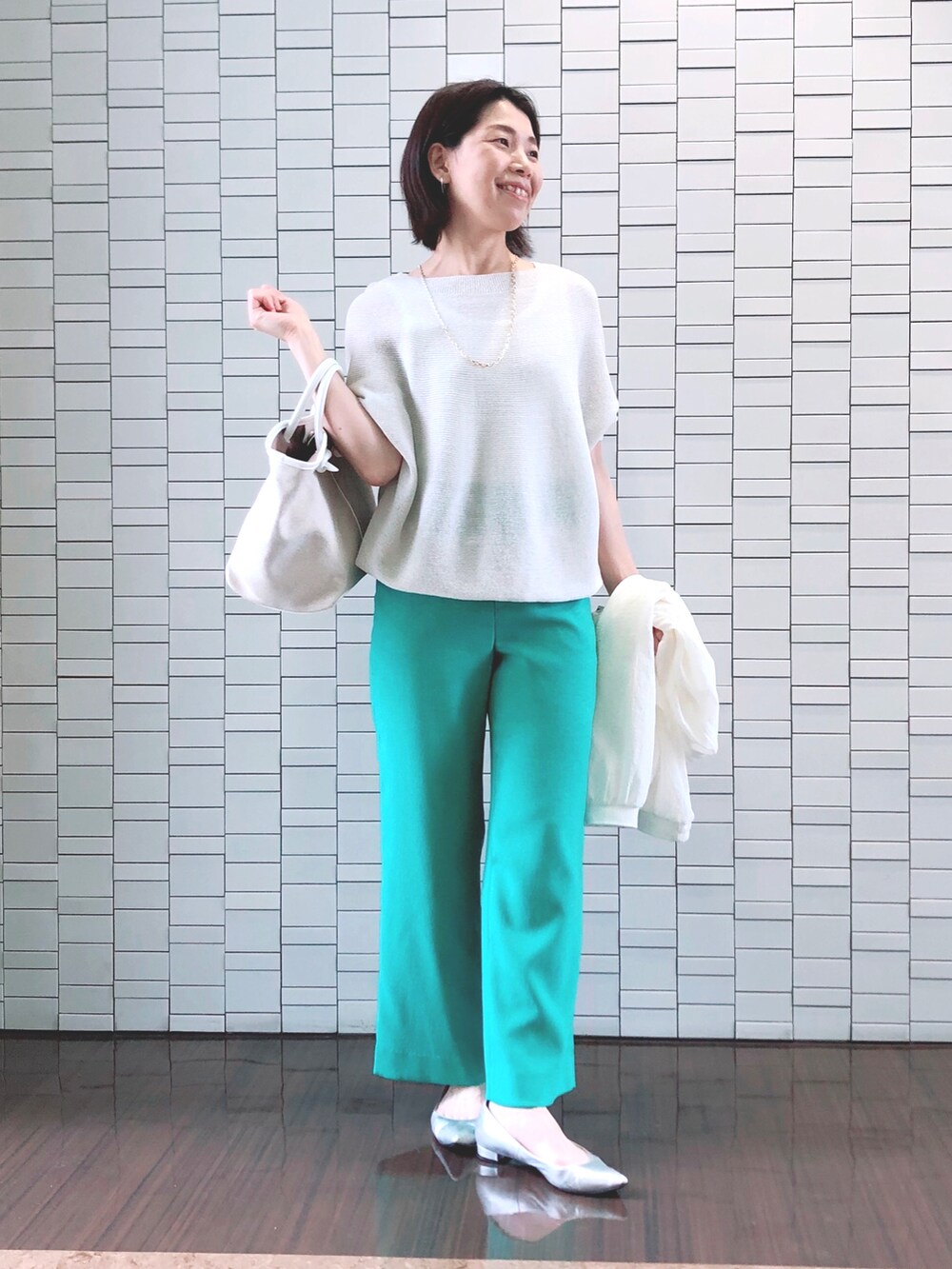 「サマーニット、カラーパンツ、ブルゾン、羽織り、通勤コーデ、プチプラ、リネンパンツ、シンプル」｜「INDIVIの【太田莉奈さん着用/洗える/UVケア】麻調ワイドパンツ（その他パンツ、グリーン系）」を使った、iwaさん（レディース・159cm）の春コーディネートの4枚目の写真