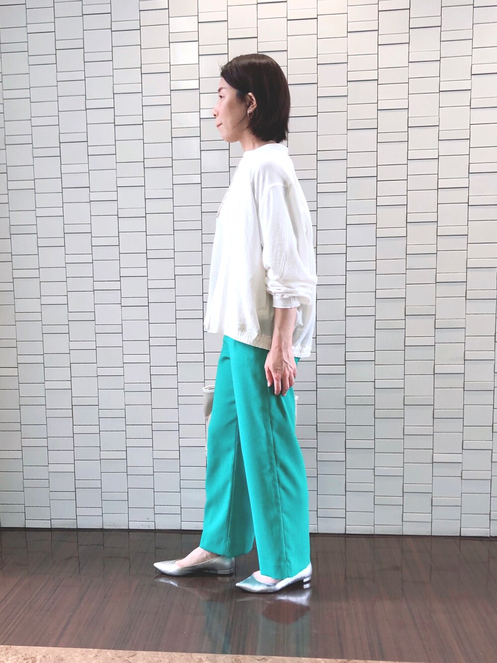 「サマーニット、カラーパンツ、ブルゾン、羽織り、通勤コーデ、プチプラ、リネンパンツ、シンプル」｜「INDIVIの【太田莉奈さん着用/洗える/UVケア】麻調ワイドパンツ（その他パンツ、グリーン系）」を使った、iwaさん（レディース・159cm）の春コーディネートの3枚目の写真