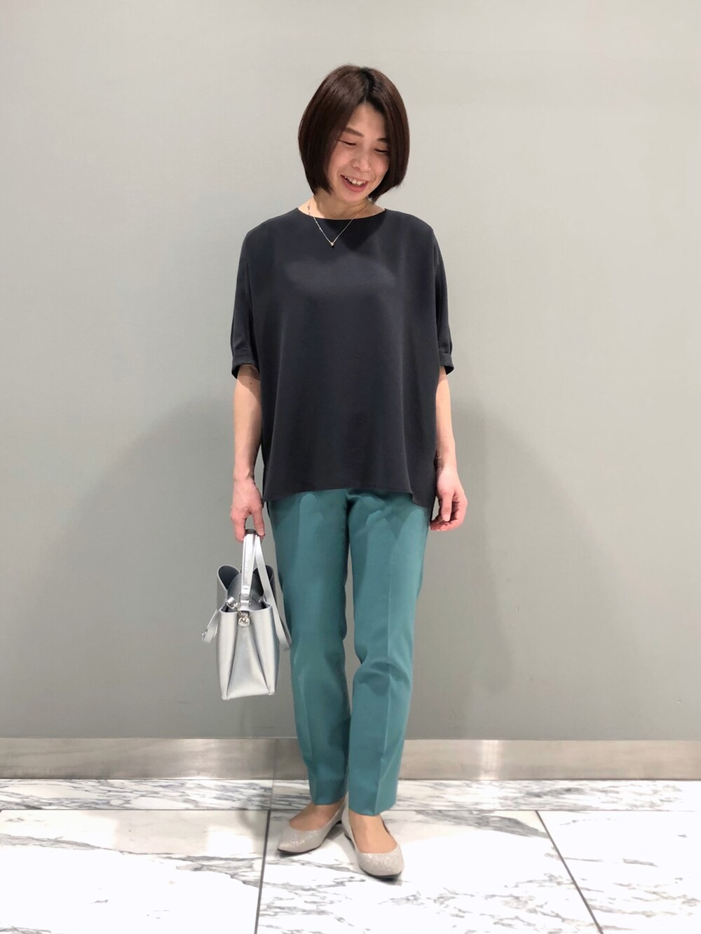 「きれいめカジュアル、春夏コーデ、パンツスタイル、梅雨、カラーパンツ、ＵＶカット、吸水速乾、五分袖、オフィスカジュアル、低身長コーデ、一枚でキマる、とろみ素材」｜「INDIVIの【こなれSETUP/UVケア/吸水速乾】エフォートレス オーバーブラウス（シャツ/ブラウス、グレー系）」を使った、iwaさん（レディース・159cm）の春コーディネートの2枚目の写真