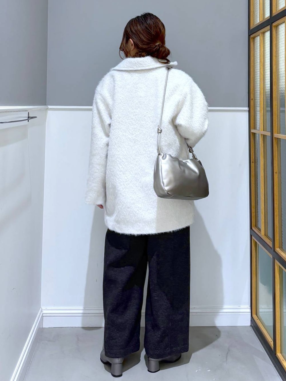 グレー系のその他パンツ、レッド系のニット/セーター、その他のブーツを着用したレディースの冬コーディネートの3枚目の写真