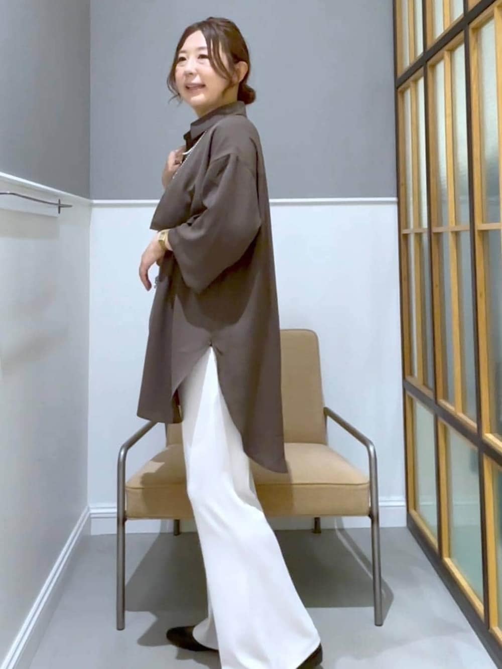 その他のショルダーバッグ、ブラウン系のシャツ/ブラウス、ブラック系のパンプスを着用したレディースの春コーディネートの2枚目の写真