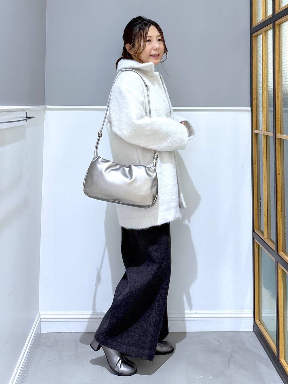 グレー系のその他パンツ、レッド系のニット/セーター、その他のブーツを着用したレディースの冬コーディネートの4枚目の写真