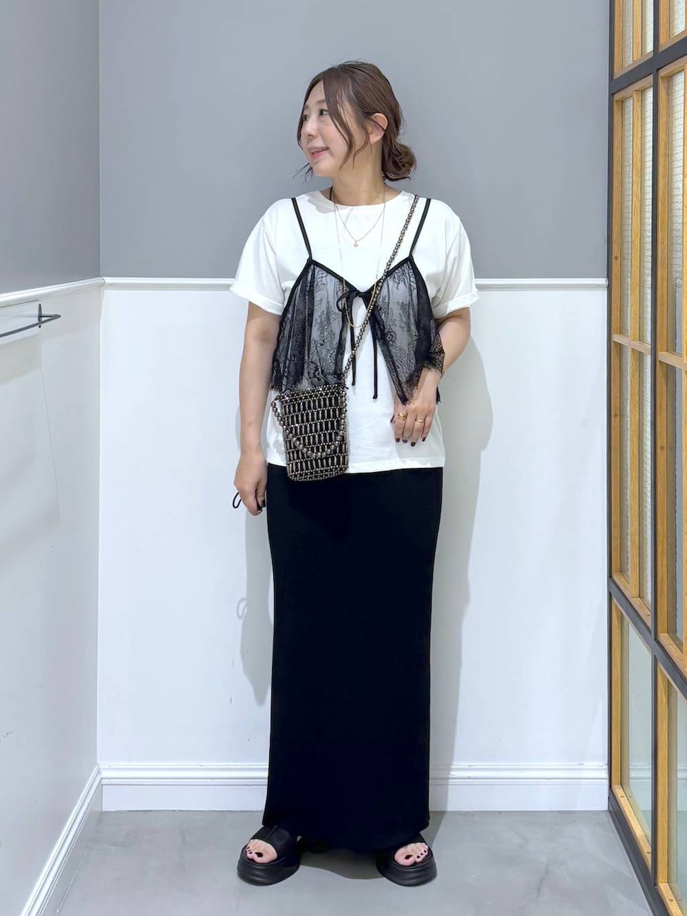 ブラック系のスカート、ブラック系のサンダル、その他のショルダーバッグを着用したレディースの夏コーディネートの5枚目の写真