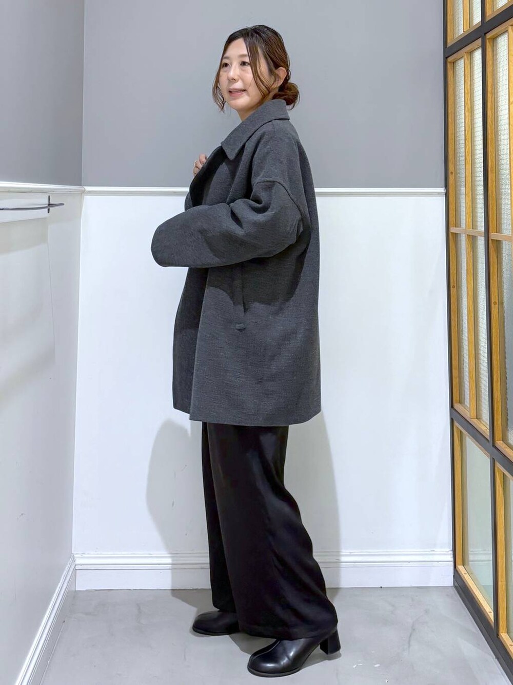 グレー系のその他アウター、ホワイト系のニット/セーター、ブラック系のショルダーバッグを着用したレディースの秋コーディネートの2枚目の写真